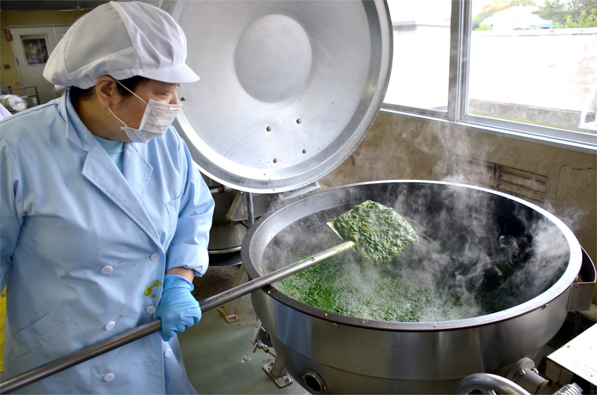 小松菜カレーには、市内産の小松菜ペースト50ｇ（１人１株以上！）が使われ、４種類のスパイス（クミン・コリアンダー・ターメリック・カイエンヌペッパー）をブレンドした本格派。