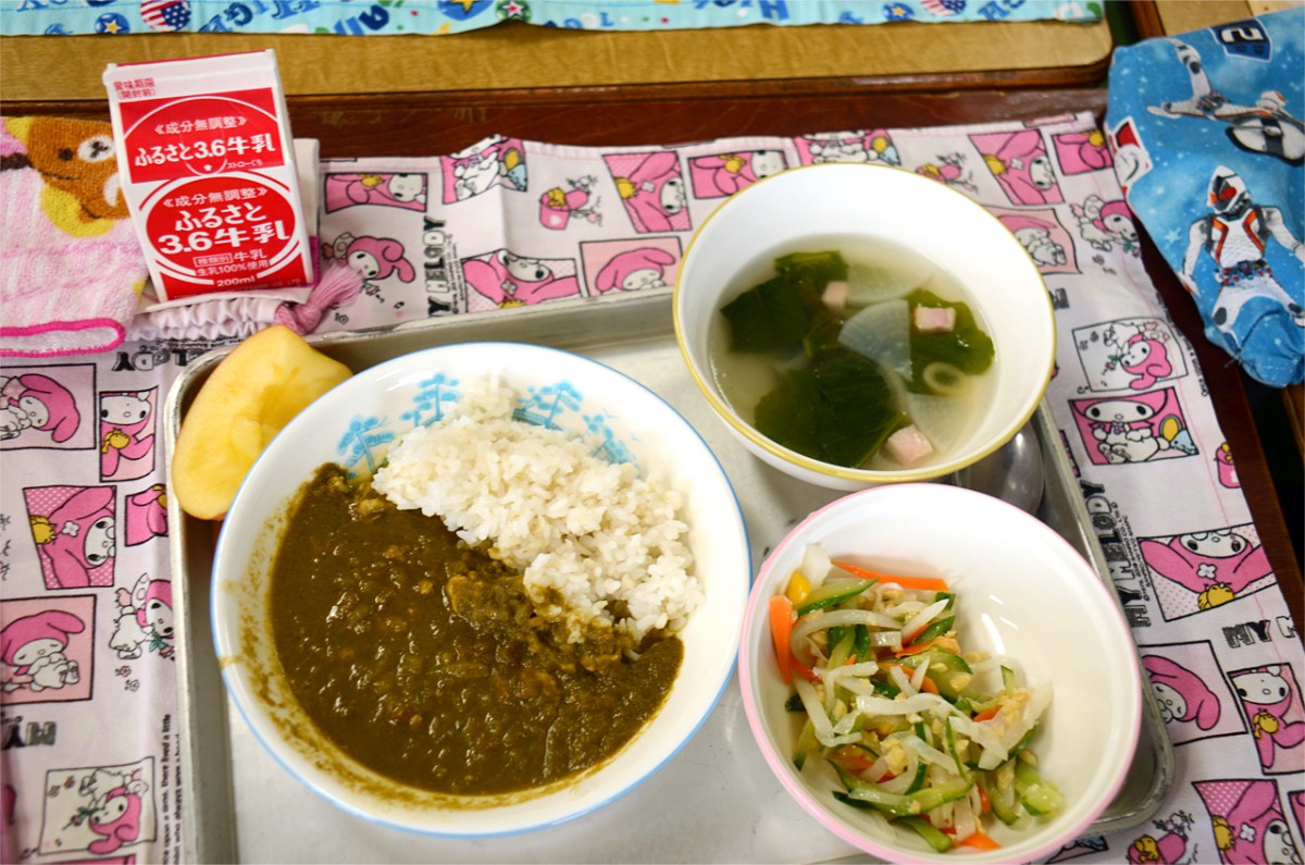 今日のメニューは、「麦ごはん、小松菜カレー、草加の野菜スープ、アーモンド大根サラダ、りんご」で、昨年度農林水産省・食料産業局長賞を受賞した地産地消メニューです。