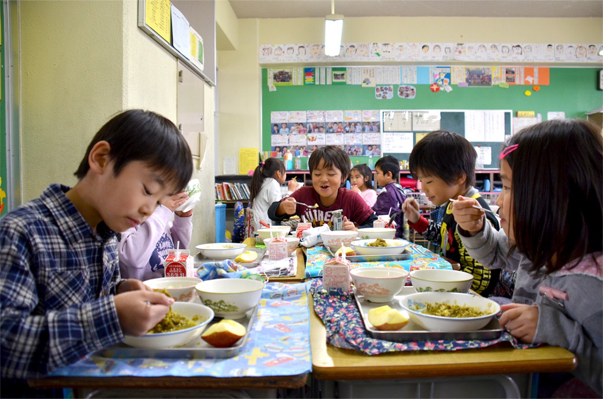 給食用に育てた葉大根を使った「草加の野菜スープ」、アーモンドをオーブンで焼いた香ばしい「大根サラダ」、そして小松菜カレーも、子どもたちはぺろっと平らげます