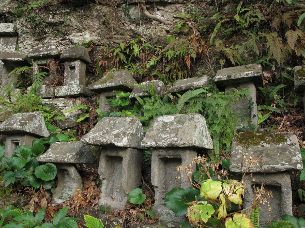 「鯨塚（年ごとに供養碑が建てられ、１２０基にまで至ります）＠千葉県安房郡鋸南町