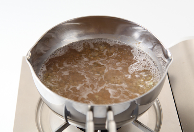鍋によく水で洗ったそば米・3倍量の水を加えて火にかけ、沸騰したら弱火にして20分程茹でる