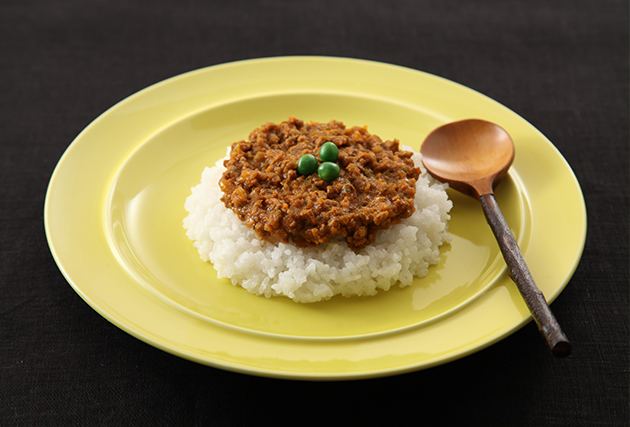 ５．器にご飯・（４）のカレーを盛り、グリーンピースを散らす。