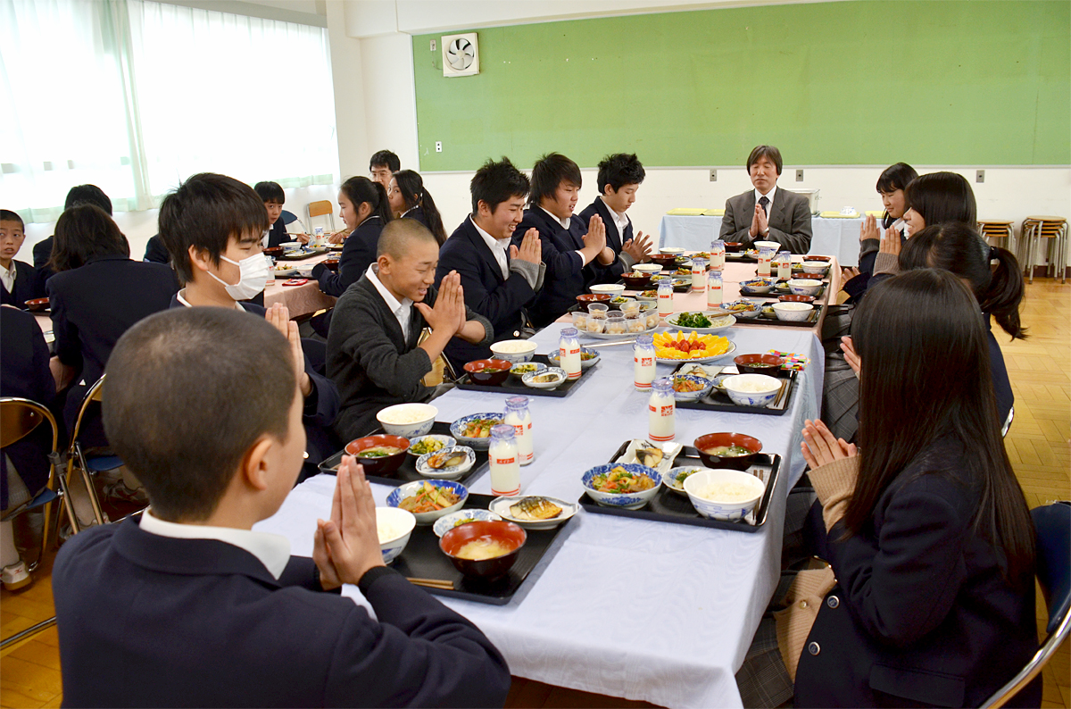 東京都練馬区立八坂中学校では、毎年全学年全クラスでクラスバイキングが実施されています。この日は２年２組（33名）の会食の日。バイキングを実施するクラスは、教室ではなく多目的室に集合します。