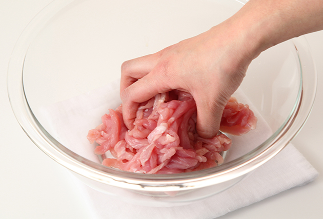 豚肉は繊維に沿って５㎜幅位の細切りにし、Aをもみ込む。片栗粉を加え全体に馴染ませたらサラダ油を加えてサッと絡める