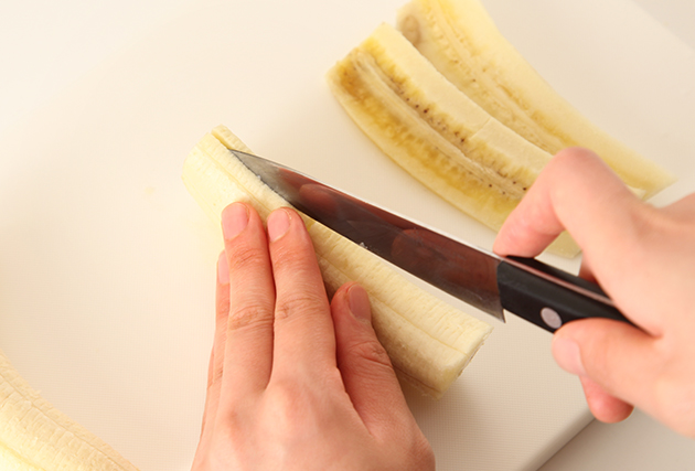 バナナは長さを半分に切り、5ｍｍ厚に切る