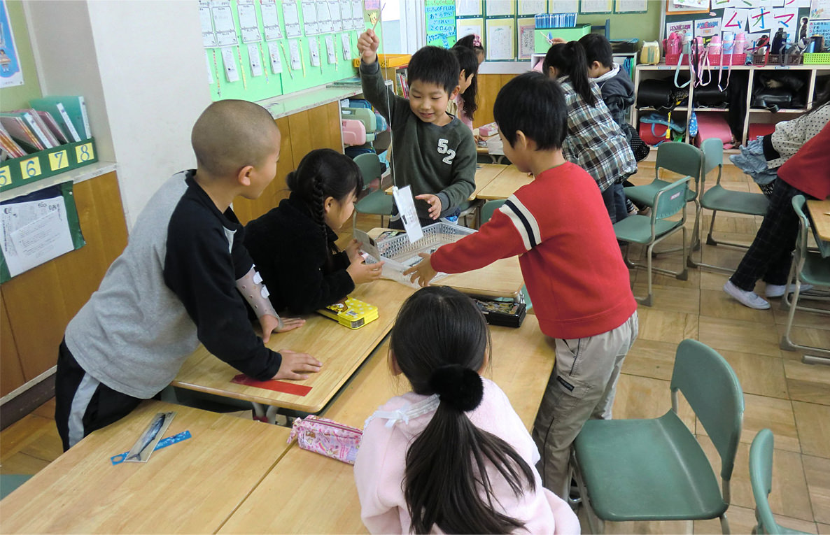 学校において食育をどのように定着させるかは栄養教諭の大きな共通課題になっています。愛知県小牧市の栄養教諭、林 紫（ゆかり）先生は、小学校１年生にはこれから始まる食育が、児童も、教師も、共にワクワク楽しい授業となるよう進めていきたいと考え、これまで取り組んできました