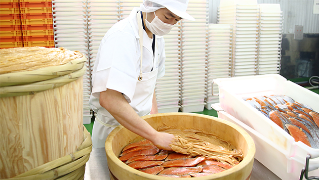 たっぷりとあふれんばかりの酒粕に漬け込むのが魚久流