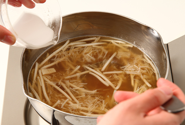 （２）にもやしを加えて火を通し、水溶き片栗粉でトロミをつける。