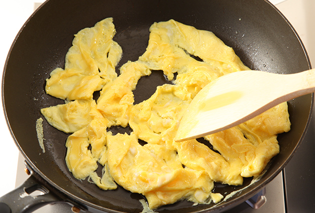 軽く割りほぐした卵を炒め、半熟状になったら木べらで大きく混ぜ、一度取り出す。
